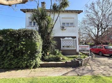 Casa de 5 ambientes, Ituzaingó · Chalet en 2 Plantas - 3 Dorm. y Garage Doble