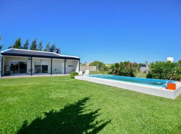 Casa · 120m² · 2 Ambientes · 2 Cocheras · Venta Casa Quinta Parque Pileta Los Hornos