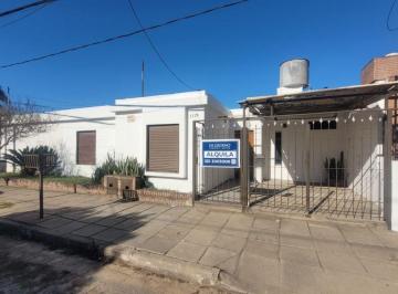 Casa de 3 ambientes, Córdoba · Casa con Cochera en Alquiler en Los Platanos!
