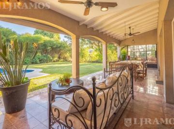 Casa · 240m² · 7 Ambientes · 4 Cocheras · Lote Interno 4 Suites Pileta en Venta en Las Glorietas