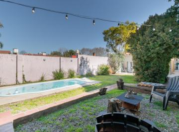Casa · 178m² · 4 Ambientes · 1 Cochera · Casa de 4 Amb con Quincho, Gran Fondo y Pileta
