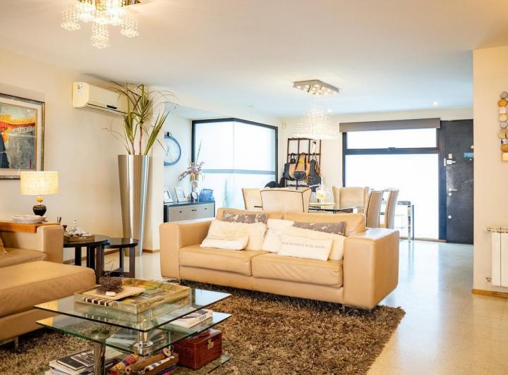 Casa · 200m² · 7 Ambientes · 2 Cocheras