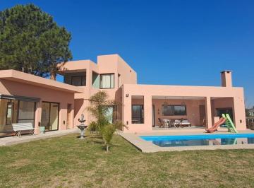 Casa · 300m² · 6 Ambientes · 4 Cocheras · Casa 6 Amb en Venta en Barrio El Campo Campana