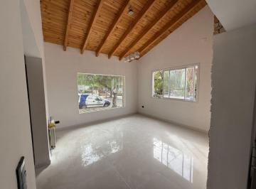 Casa de 5 ambientes, Ciudad de Mendoza · Propiedad en Dalvian con Doble Frente, Jardín y Ubicación Estratégica