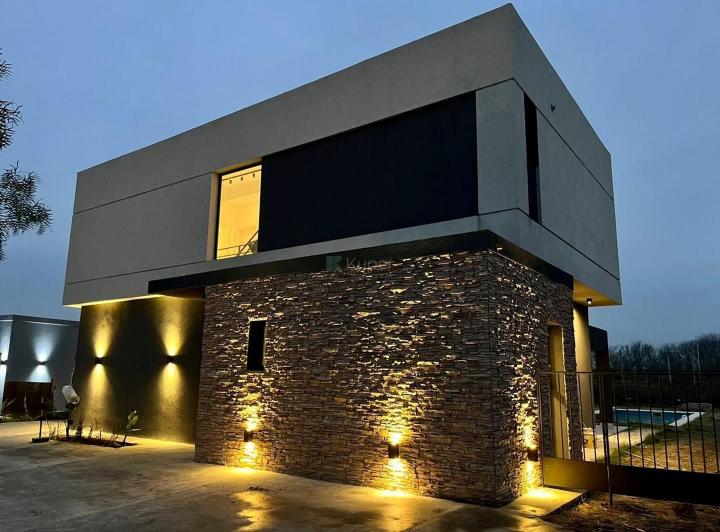 Casa · 210m² · 5 Ambientes · 1 Cochera