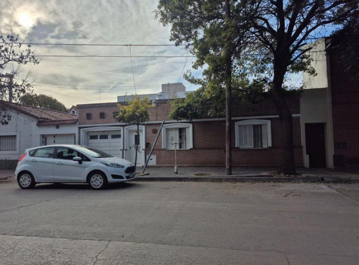 Casa · 240m² · 6 Ambientes · 1 Cochera