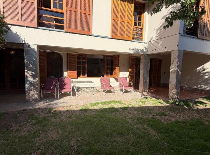 Casa · 230m² · 4 Dormitorios · 2 Cocheras