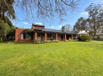 Quinta vacacional · 240m² · 3 Dormitorios · 2 Cocheras · Venta Quinta 6 Amb Parrilla Pileta Balcarce Lt2349