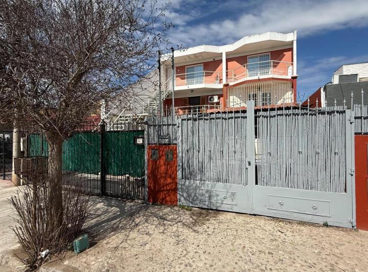 Casa · 145m² · 6 Ambientes · 1 Cochera