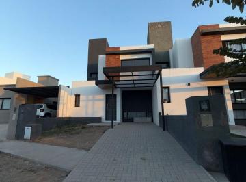 Casa de 4 ambientes, Córdoba · Duplex en Alquiler - Lomas de Manantiales: 3 Dorm., 2 Baños, Cocina Equipada, Jardin y ¡Mas!