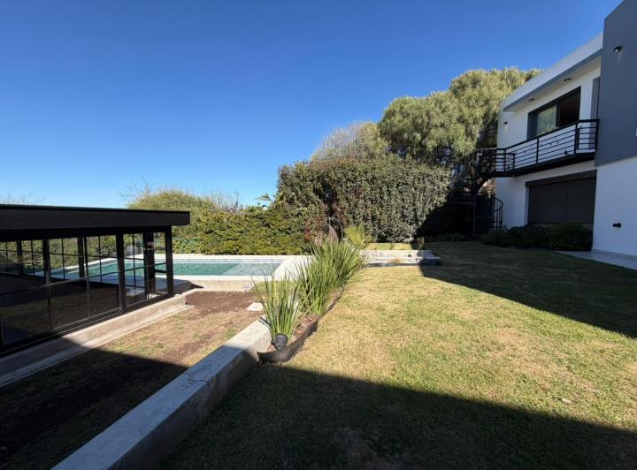 Casa · 500m² · 3 Ambientes · 2 Cocheras