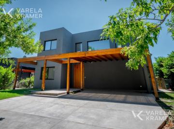 Casa · 207m² · 5 Ambientes · 2 Cocheras · Casa en Venta en Pilar del Este