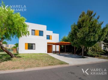 Casa · 184m² · 5 Ambientes · 2 Cocheras · Casa en Venta en Pilar del Este