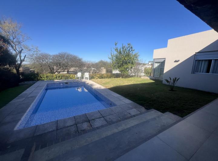 Casa · 331m² · 6 Ambientes · 2 Cocheras