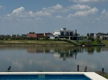 Casa · 155m² · 4 Ambientes · Excelente Casa en Venta con Vista Al Lago