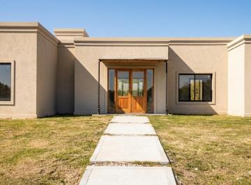 Casa · 185m² · 4 Ambientes · 2 Cocheras · Casa en Venta de 4 Ambientes en Santa Ines, Lujan, Pba