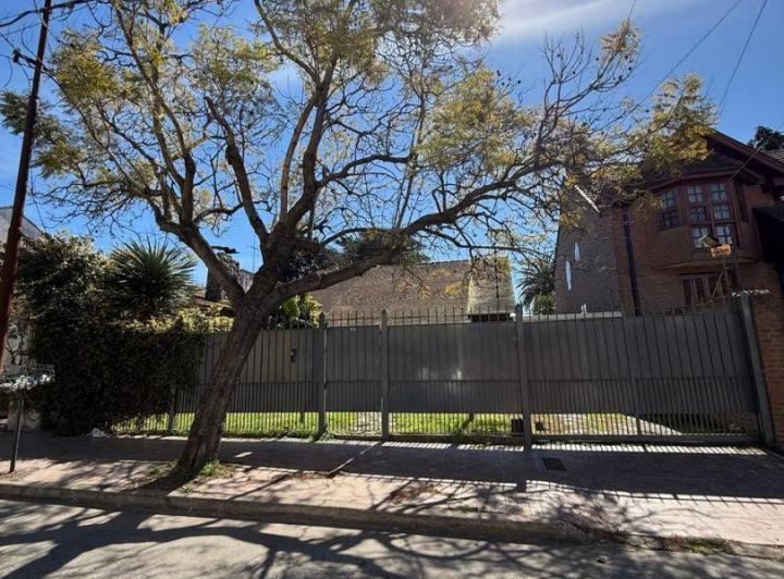 Casa · 230m² · 4 Ambientes · 2 Cocheras