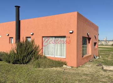 Casa · 94m² · 4 Ambientes · 1 Cochera · Casa Quinta Sobre Terreno de 2600 m² en Barrios Al Sur, Cañuelas.