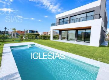 Casa · 321m² · 7 Ambientes · 5 Cocheras · Casa en Venta en Carpinchos, Nordelta