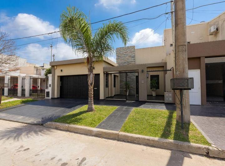 Casa · 219m² · 6 Ambientes · 2 Cocheras
