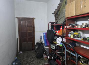 Edificio · 72m² · 5 Ambientes · 1 Cochera · Casa en Wilde