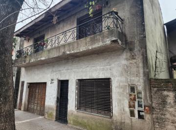 Edificio · 72m² · 5 Ambientes · 1 Cochera · Casa en Wilde