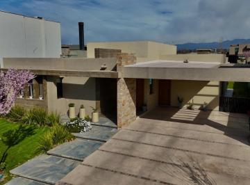 Casa · 196m² · 4 Ambientes · 2 Cocheras · Casa en Venta en Barrio Rincon Viamonte, Lujan de Cuyo