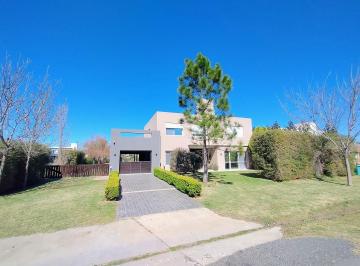 Casa · 240m² · 5 Ambientes · 2 Cocheras · Casa en Venta 4 Dorm. con Piscina en Puerto Roldán