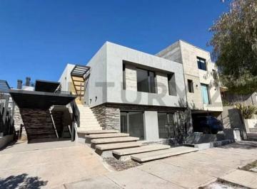Casa · 230m² · 5 Ambientes · 2 Cocheras · Casa en Alquiler Dalvian Mendoza