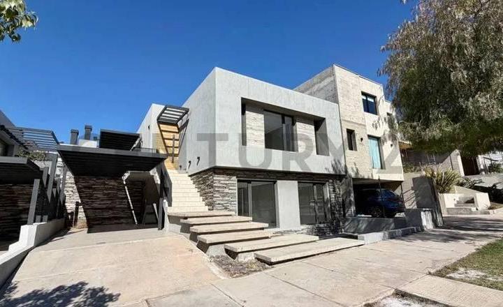 Casa · 230m² · 5 Ambientes · 2 Cocheras