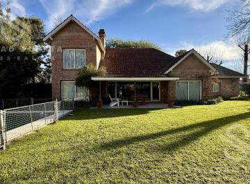 Casa · 206m² · 4 Ambientes · 3 Cocheras · Venta de Casa en Barrio Cerrado Villa Rosa - Excelente