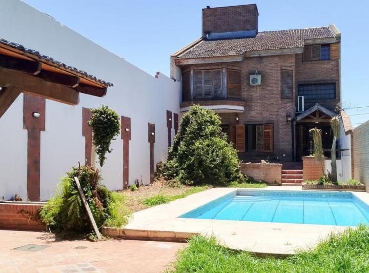 Casa · 260m² · 5 Ambientes · 2 Cocheras