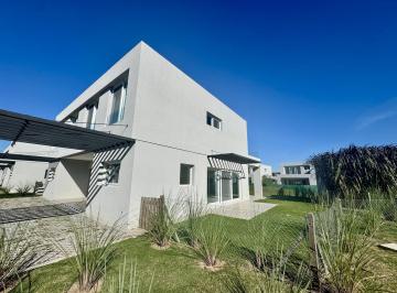Casa · 128m² · 4 Ambientes · 2 Cocheras · Townhouse en Venta en Pilará | Esquina - 3 Dorm. - Jardín Propio