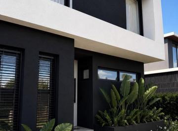 Casa · 270m² · 6 Ambientes · Casa Quinta en Venta en Castaños, Nordelta, Tigre