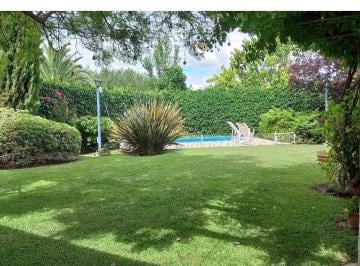 Casa · 270m² · 6 Ambientes · 2 Cocheras · Espectacular Casa a La Venta/alquiler en Barrio Los Tordos. Jardín, Parrilla, Pileta, Seguridad.