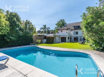 Casa · 550m² · 7 Ambientes · 3 Cocheras · Casa en Venta en Martínez