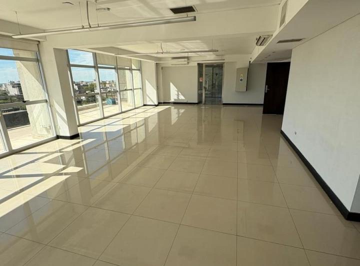 Oficina comercial · 140m² · 4 Ambientes · 2 Cocheras