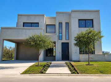 Casa · 218m² · 5 Ambientes · 4 Cocheras · Casa en Village Plaza