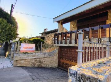 Casa de 9 ambientes, Córdoba · Casa de Categoría en Alto Verde – 3 Dorm., Quincho, Pileta y Cochera Doble
