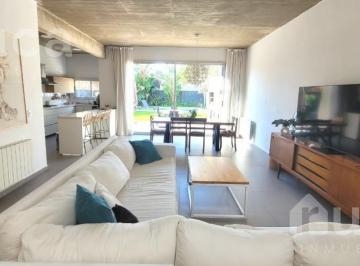 Casa · 223m² · 5 Ambientes · 1 Cochera · Casa en Venta 3 Dorm. Más Escritorio, Jardín y Garage en San Isidro