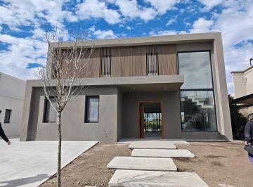 Casa · 245m² · 6 Ambientes · 4 Cocheras · Excelente Casa a Estrenar en Lote Interno de Carpinchos