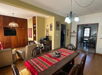 Casa · 207m² · 6 Ambientes · 1 Cochera · Venta Casa de 6 Ambientes con Cochera y Parque. Barrio Malvinas Argentinas