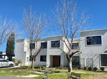 Quinta vacacional · 320m² · 4 Ambientes · Casa Quinta en Alq. Temporario en Laguna del Sol, General Pacheco, Tigre