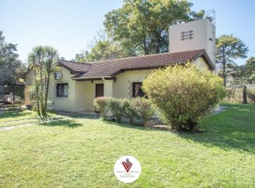 Casa de 4 ambientes, Pilar · Chalet con Parque de 1759 m² y Casa de Huéspedes Independiente en B° Los Jazmines (Apto Crédito)