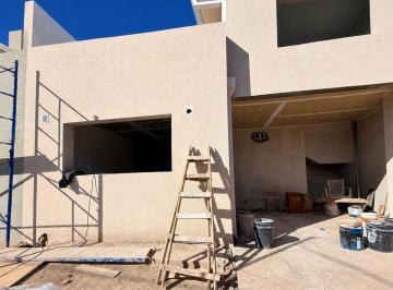 Casa · 124m² · 4 Ambientes · 1 Cochera · Venta Duplex 3 Dorm. con Financiación, Cipolletti