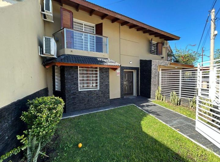 Casa · 230m² · 5 Ambientes · 2 Cocheras