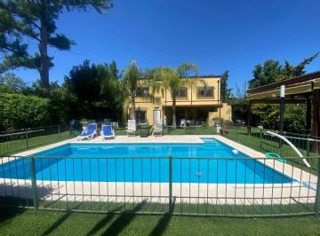 Casa · 220m² · 5 Ambientes · 2 Cocheras · Excelente Casa en Golfers Country Club | Venta