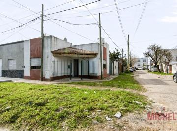 PH · 38m² · 3 Ambientes · 1 Cochera · PH Al Frente de 2 Dorm. con Cochera y Patio. Los Hornos.