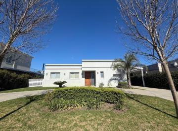 Casa · 133m² · 5 Ambientes · 5 Cocheras · Casa en Una Planta con Pileta y 5 Cocheras | Santa Guadalupe – Pilar del Este