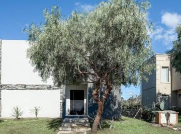 Casa · 123m² · 4 Ambientes · 2 Cocheras · Venta - Casa de 4 Amb. en Santa Elena, Pilar del Este - Lote de 586 m² con Losa Radiante y Pileta